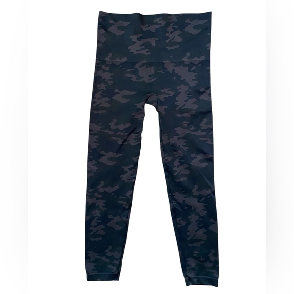 SPANX Look At Me Now Black Camo Legging - Picture 14 of 15